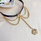 Colar Choker de material sintético com Correntes Dourado