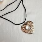 Colar Choker de material sintético Preto com Pingente de Coração Dourado Colar Choker de material sintético Preto com Pingente de Coração Dourado
