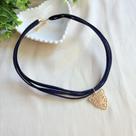 Colar Choker de material sintético Preto com Pingente de Onça Dourado