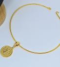 Colar Choker feminino elo aro rígido Ffino com Pingente Medalha São bento folheado ouro dourado lançamento 2025 luxo
