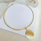 Colar Choker Religioso Elo Aro Rigido Fino Liso com Pingente Medalha Redonda Oração Pai Nosso Folheado Ouro Tendência