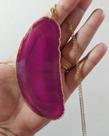Colar com Corrente Banhada a Ouro e Pingente em Ágata Rosa Colar com Corrente Banhada a Ouro e Pingente em Ágata Rosa