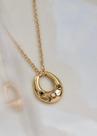 Colar com pingente dourado