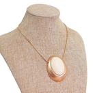 Colar com Pingente Oval Dourado Acetinado e Pedra Creme