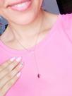 Colar com pingente vermelho