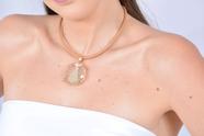 Colar dourado de Nossa Senhora