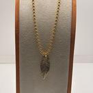 Colar Esferas com Pingente de Pena Banhado a Ouro