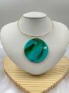 Colar Feminino Sofisticado Pingente Verde Resina Aro Dourado Elegante Moderno e vc leva um brinde surpresa
