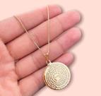 Colar Feminino Veneziana com Pingente Medalha Redonda Oração Pai Nosso Folheado Ouro 18k Gargantilha