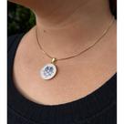 Colar Filhos com Pingente Madreperola Redondo com Menina Folheado Ouro Dourado Duas Meninas