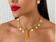 Colar Folheado a Ouro 18k Boho Chic com Dente de Sabre Resinado Colar Folheado a Ouro 18k Boho Chic com Dente de Sabre Resinado