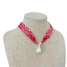Colar Lenço Paisley com Pérolas e Búzios -