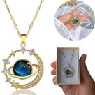 Colar Luxo Planeta Galáxia Céu Azul com Lua Cravejada e Estrelas Aço Inox Dourado Zircônia Colar Luxo Planeta Galáxia Céu Azul com Lua Cravejada e Estrelas Aço Inox Dourado Zircônia