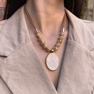 Colar Medalha Nude Cristal com Pingente em Resina e Fio Encerado Colar Medalha Nude Cristal com Pingente em Resina e Fio Encerado