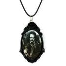 Colar pingente arte gotica edgar allan poe em resina