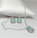 Colar pingente e brinco folheado ródio branco, zircônia azul claro e microzircônias brancas