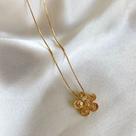 Colar pingente flor lisa detalhe petalas banhado a ouro 18k