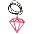 Colar pingente formato diamante feito em resina estilo emo