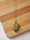 Colar relicário coração dourado - elegância e sofisticação