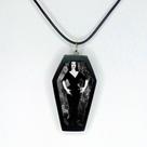 Colar terror pingente em caixão vampira resinada feito a mão