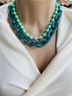 Colares choker com elos pintados e miçangas folheado