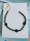 Colares choker de miçangas de madeira Verde militar com detalhes em ouro