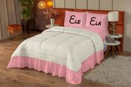 Colcha Queen Estampado 3 Peças Com Babado Ele E Ela Palha e Salmão