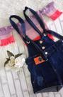 Combo macaquinho jeans e blusa de tricô