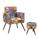 Combo Poltrona Decorativa Nina com Puff Redondo Pés Madeira Suede Patchwork