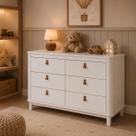 Cômoda Premium em Madeira e MDF com 6 Gavetas e Puxadores em Couro Linha Cromo Branco Fosco Cômoda Premium em Madeira e MDF com 6 Gavetas e Puxadores em Couro Linha Cromo Branco Fosco