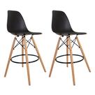 Conjunto 2 Banquetas Eames Preta PP Pés Madeira e Polipropileno Altura 70cm Design Clássico Área Interna e Externa