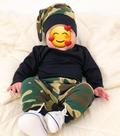 Conjunto bebê camuflado com touca