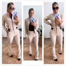 conjunto blusa de zíper e calça bege
