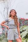 Conjunto blusa e short cinza com detalhes em verde e roxo