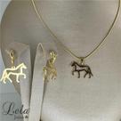 Conjunto brinco e colar com pingente cavalofolheado em ouro 18k