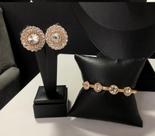 Conjunto brinco e pulseira com pedrinhas dourado.