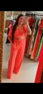 Conjunto calça e cropped. Um da cor azul claro e outro goiaba
