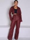 Conjunto Calça Pantalona e Jaqueta Curta em material sintético