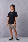 Conjunto camiseta preta e bermuda listrada -