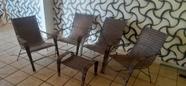 Conjunto com 4 cadeiras e 1 mesinha