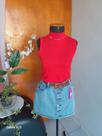 Conjunto com blusa canelado gola alta e saia jeans
