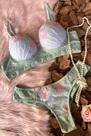 Conjunto com detalhe em renda e tule bordado com calcinha fio duplo