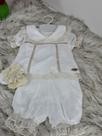 Conjunto com detalhes em babado e pérolas