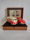 Conjunto de 02 Miniaturas de VW Fusca 1967 e VW Kombi 1962 Conjunto de 02 Miniaturas de VW Fusca 1967 e VW Kombi 1962