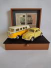 Conjunto de 02 Miniaturas de VW Fusca 1967 e VW Kombi 1962 com caixa exclusiva