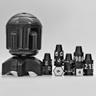 Conjunto de 7 dados de bala poliédrica de metal com recipiente de cilindro giratório em forma de míssil - recipiente de dados em forma de torpedo estilo Cyberpunk de 2025 para jogos de mesa com temas de ficção científica, guerra ou crime de D&D (preto)
