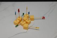 Conjunto de 8 Cubos Falsos de Queijo Cheddar em Resina Just Dough It