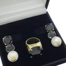 Conjunto de Anel E Brincos Com Pérolas E Pedras Banho De Ouro 18k 377 722