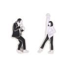 Conjunto de broches, casal dançando, desenho animado em preto e branco