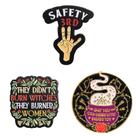 Conjunto de broches, citação inspiradora, gesto manual, feminista